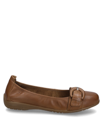Ballerine couleur camel avec élastique et boucle décorative fabriquée en cuir lisse. La chaussure a une semelle plate et offre un look classique et élégant.