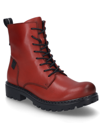 La bota roja de cuero liso cuenta con una cremallera lateral y un cordón negro. Tiene una suela de perfil robusto que proporciona un agarre seguro.
