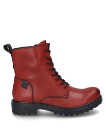 La bota roja de cuero liso cuenta con una cremallera lateral y un cordón negro. Tiene una suela de perfil robusto que proporciona un agarre seguro.