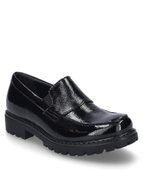 An elegant black derby shoe made of shiny material with elastic as a closure. The shoe features a sturdy profiled sole for additional grip.