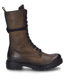 The boot in cognac color is made of high-quality leather and features a practical zipper on the side. The sturdy shoe is equipped with a distinctive seam and a stable sole that provides additional support.