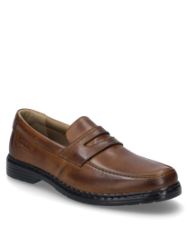 El mocasín color coñac está hecho de cuero de alta calidad y presenta un discreto grabado del logotipo en el costado. El zapato cuenta con un práctico elástico para ponerlo y quitarlo fácilmente.