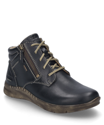 La bota negra de cuero tiene un cordón visible y costuras marrón claro como contraste. Cuenta con una cremallera lateral para facilitar el poner y quitar.