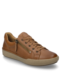 La zapatilla de color camel hecha de cuero tiene un sistema de cordones y un cierre de cremallera lateral. La suela es de color beige y ofrece un agradable contraste con la parte superior.