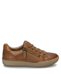 La zapatilla de color camel hecha de cuero tiene un sistema de cordones y un cierre de cremallera lateral. La suela es de color beige y ofrece un agradable contraste con la parte superior.