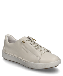 De crèmekleurige sneaker is gemaakt van glad materiaal en heeft een vetersluiting met gouden accenten. De schoen heeft een eenvoudige elegante uitstraling met een witte rubberen zool.