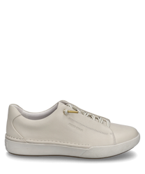 De crèmekleurige sneaker is gemaakt van glad materiaal en heeft een vetersluiting met gouden accenten. De schoen heeft een eenvoudige elegante uitstraling met een witte rubberen zool.