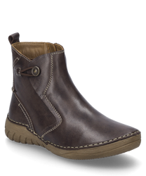 La bota en color Moro está hecha de cuero de alta calidad y cuenta con una cremallera lateral para poner y quitar fácilmente. Las características especiales son la costura decorativa y la suela robusta para un confort óptimo al usarla.