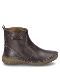 La bota en color Moro está hecha de cuero de alta calidad y cuenta con una cremallera lateral para poner y quitar fácilmente. Las características especiales son la costura decorativa y la suela robusta para un confort óptimo al usarla.