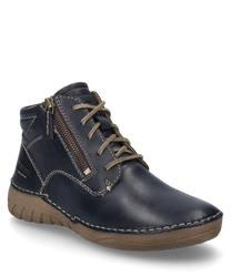 La bota en color Océano está hecha de cuero de alta calidad y cuenta con un sistema de cordones y una cremallera lateral. La costura distintiva y la suela robusta le dan al zapato un aspecto moderno.