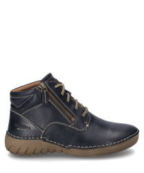 La bota en color Océano está hecha de cuero de alta calidad y cuenta con un sistema de cordones y una cremallera lateral. La costura distintiva y la suela robusta le dan al zapato un aspecto moderno.