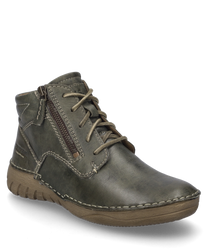 La bota de color oliva está hecha de cuero resistente y cuenta con un sistema de cordones y una cremallera lateral. La costura distintiva y la suela perfilada le dan un aspecto moderno.