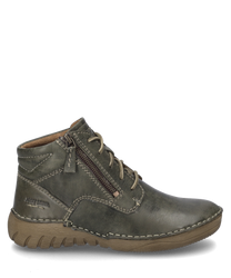 La bota de color oliva está hecha de cuero resistente y cuenta con un sistema de cordones y una cremallera lateral. La costura distintiva y la suela perfilada le dan un aspecto moderno.