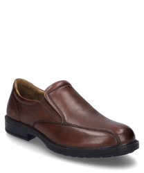 Mocassino color cognac in pelle con elastico che consente un comodo accesso. La scarpa ha una superficie liscia e una suola nera robusta.