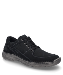 Chaussures basses en cuir noir avec laçage. Semelle épaisse grise offrant un confort optimal.