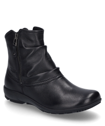 Die schwarze Stiefelette besteht aus glattem Leder und besitzt einen seitlichen Reißverschluss für einfaches An- und Ausziehen. Der Schuh hat eine dezente Nahtverzierung und eine robuste Sohle für zusätzlichen Komfort.