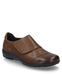 Der Halbschuh in der Farbe Cognac besteht aus hochwertigem Leder und verfügt über einen praktischen Klettverschluss. Das schlichte Design wird durch dezente Ziernähte und eine robuste schwarze Sohle ergänzt.