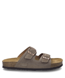 De taupe sandaal heeft een comfortabele kurken voetbed en een gespsluiting. Het bovenwerk is gemaakt van zacht suede wat het een elegante uitstraling geeft.