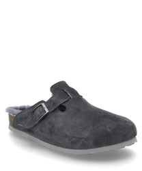 Un sabot de couleur granit avec une boucle comme fermeture fabriqué en daim doux. La chaussure a une semelle intérieure moelleuse qui offre un confort supplémentaire.