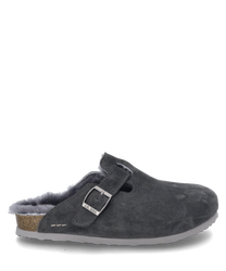 Un sabot de couleur granit avec une boucle comme fermeture fabriqué en daim doux. La chaussure a une semelle intérieure moelleuse qui offre un confort supplémentaire.