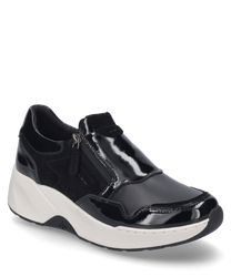 Der schwarze Sneaker verfügt über einen praktischen Reißverschluss an der Seite und besteht aus glänzendem Material mit matten Einsätzen. Die weiße Sohle bietet einen kontrastreichen Look und sorgt für zusätzlichen Komfort.