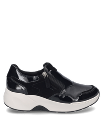 Der schwarze Sneaker verfügt über einen praktischen Reißverschluss an der Seite und besteht aus glänzendem Material mit matten Einsätzen. Die weiße Sohle bietet einen kontrastreichen Look und sorgt für zusätzlichen Komfort.