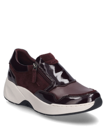 The burgundy sneaker combines glossy patent leather with velvety suede details. A side zipper ensures easy on and off.