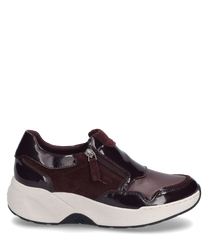 The burgundy sneaker combines glossy patent leather with velvety suede details. A side zipper ensures easy on and off.