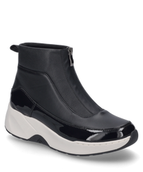 De zwarte sneaker heeft een praktische ritssluiting en combineert glad leer met glanzende lakdetails. De dikke witte zool zorgt voor een moderne uitstraling en extra comfort.