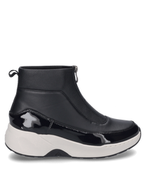 De zwarte sneaker heeft een praktische ritssluiting en combineert glad leer met glanzende lakdetails. De dikke witte zool zorgt voor een moderne uitstraling en extra comfort.