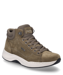 Der Sneaker in Taupe ist aus weichem Wildleder gefertigt und verfügt über eine Schnürung. Besondere Merkmale sind die gepolsterte Knöchelpartie und die leichte cremefarbene Sohle.