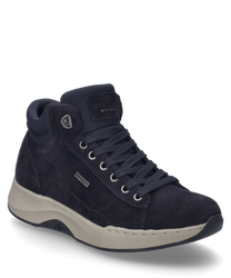 La sneaker nel colore Ocean si distingue per il suo materiale in pelle scamosciata di alta qualità e un robusto sistema di allacciatura. La suola spessa di colore crema offre comfort e stile.