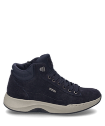 La sneaker nel colore Ocean si distingue per il suo materiale in pelle scamosciata di alta qualità e un robusto sistema di allacciatura. La suola spessa di colore crema offre comfort e stile.