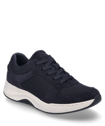 La sneaker de couleur Océan se distingue par son design élégant et son système de laçage. La tige est composée d'une combinaison de textile lisse et de daim ce qui lui confère un look moderne.