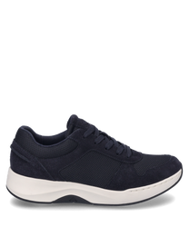 La sneaker de couleur Océan se distingue par son design élégant et son système de laçage. La tige est composée d'une combinaison de textile lisse et de daim ce qui lui confère un look moderne.