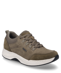 Der Sneaker in Taupe ist aus einem Materialmix gefertigt und verfügt über eine Schnürung. Besondere Merkmale sind die robuste Sohle und die feinen Nahtdetails.