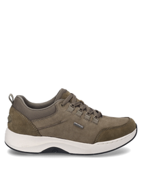 Der Sneaker in Taupe ist aus einem Materialmix gefertigt und verfügt über eine Schnürung. Besondere Merkmale sind die robuste Sohle und die feinen Nahtdetails.