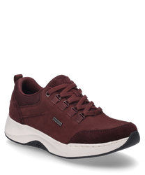 The burgundy sneaker features lacing and is made from a material mix that combines durability and style. The white sole elegantly contrasts with the dark upper material and provides additional comfort.