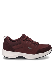 The burgundy sneaker features lacing and is made from a material mix that combines durability and style. The white sole elegantly contrasts with the dark upper material and provides additional comfort.