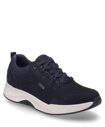 Sneaker w kolorze Ocean zachwyca eleganckim designem i sznurowanym zapięciem. Wierzch wykonany jest z wysokiej jakości materiału który łączy komfort i styl.