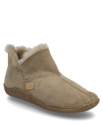 Le chausson est d'une douce teinte beige et est fabriqué à partir d'un matériau doux et pelucheux qui offre chaleur et confort. Il n'a pas de fermeture et possède une semelle stable et antidérapante pour une bonne adhérence.