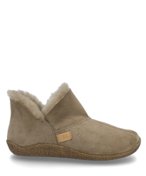 Le chausson est d'une douce teinte beige et est fabriqué à partir d'un matériau doux et pelucheux qui offre chaleur et confort. Il n'a pas de fermeture et possède une semelle stable et antidérapante pour une bonne adhérence.