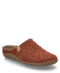 Een rode pantoffel zonder sluiting gemaakt van een meerkleurige gemêleerde stof met een zachte gestructureerde oppervlakte. De schoen heeft een comfortabele vorm met een stabiele natuurlijk gekleurde zool.