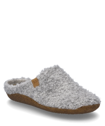 Une pantoufle grise claire sans fermeture fabriquée en matériau doux et texturé. La chaussure a une semelle marron et un petit détail de marque marron sur le côté.
