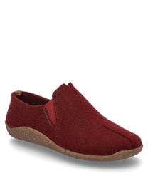 Una pantofola bordeaux in morbido feltro con elastico per una facile calzata e svestizione. La suola è realizzata in un materiale marrone chiaro che offre una buona aderenza.