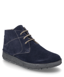 Die Stiefelette in der Farbe Ocean besteht aus hochwertigem Wildleder und verfügt über eine elegante Schnürung. Der Schuh zeichnet sich durch feine Nahtdetails und eine robuste rutschfeste Sohle aus.