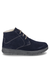 Die Stiefelette in der Farbe Ocean besteht aus hochwertigem Wildleder und verfügt über eine elegante Schnürung. Der Schuh zeichnet sich durch feine Nahtdetails und eine robuste rutschfeste Sohle aus.