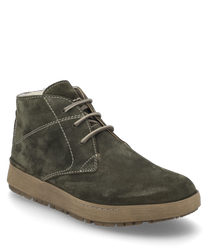 Die Stiefelette in der Farbe Moos besteht aus einem hochwertigen Wildledermaterial und verfügt über eine klassische Schnürung. Der Schuh hat eine robuste Sohle in einem kontrastierenden Beige die für zusätzlichen Halt sorgt.