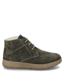 Die Stiefelette in der Farbe Moos besteht aus einem hochwertigen Wildledermaterial und verfügt über eine klassische Schnürung. Der Schuh hat eine robuste Sohle in einem kontrastierenden Beige die für zusätzlichen Halt sorgt.