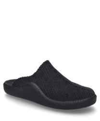Chausson noir en matériau tissé sans fermeture avec semelle légèrement surélevée et bout arrondi. La chaussure offre une entrée confortable et est idéale pour l'intérieur.